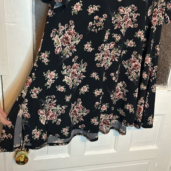 Lularoe Women’s Black and red loose fitting floral tshirt size XL - Picture 3 of 6